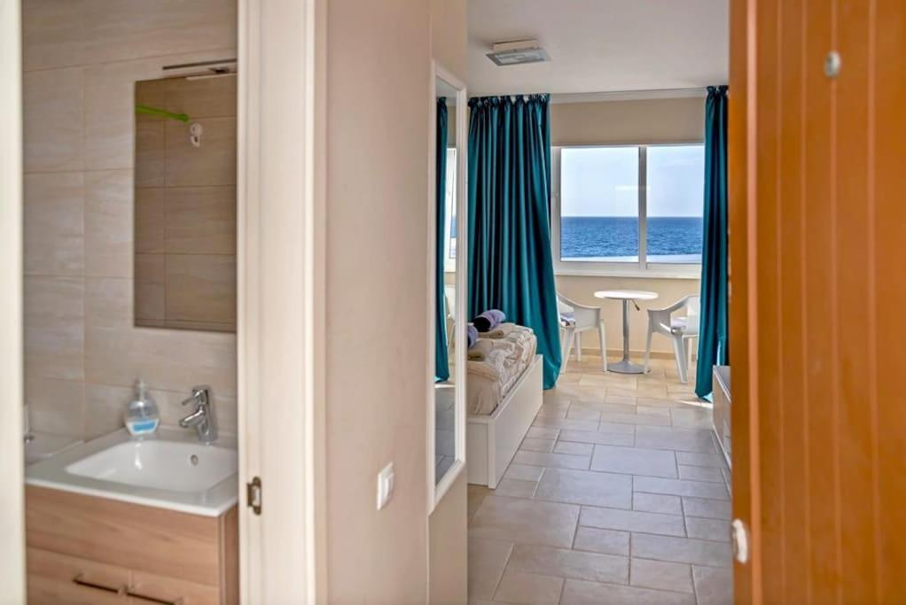 פוארטו דה סנטיאגו First Line Ocean View Studio מראה חיצוני תמונה